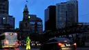 Polisi mengatur lalu lintas di kawasan pusat bisnis kota Adelaide, bagian Australia Selatan, Rabu (28/9). Seluruh wilayah itu gelap gulita dan warga tidak bisa melakukan kegiatan yang memerlukan arus listrik semalaman. (AAP/David Mariuz/via REUTERS)