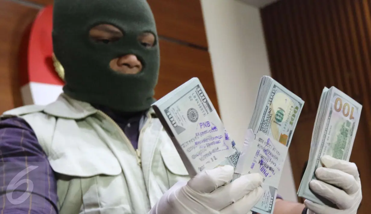 Uang USD 25 ribu yang diamankan KPK telah diterima oknum pejabat PT PAL merupakan bagian dari komitmen fee yang berjumlah 1,25 persen dari total nilai kontrak, Jakarta, Jumat (31/3).(Liputan6.com/Helmi Afandi)