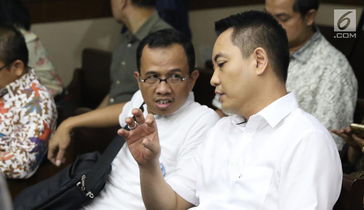 Terdakwa dugaan suap pengadaan satelit monitoring Bakamla, Fayakhun Andriadi jelang menjalani sidang tuntutan di Pengadilan Tipikor, Jakarta, Rabu (21/11). Fayakhun dihukum delapan tahun penjara, denda satu milyar rupiah. (Liputan6.com/Helmi Fithriansyah)