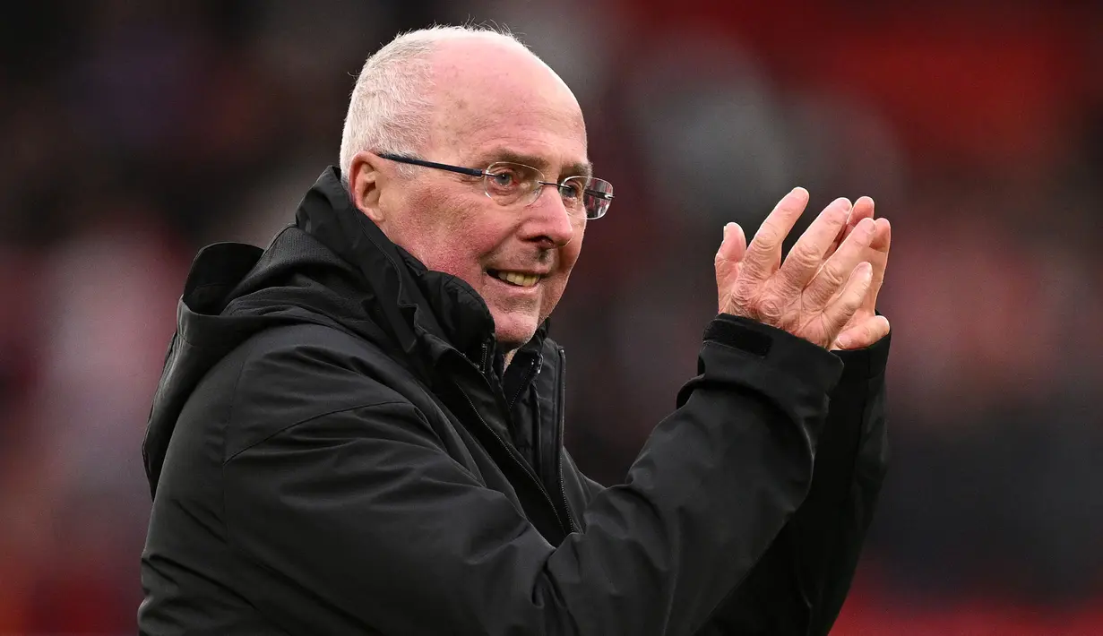 Foto yang diambil pada 23 Maret 2024 memperlihatkan legenda Manajer Liverpool, Sven-Goran Eriksson saat memberikan tepuk tangan kepada para penggemar setelah pertandingan sepak bola Legends antara Liverpool Legends dan Ajax Legends di stadion Anfield, Liverpool. (Oli SCARFF/AFP)