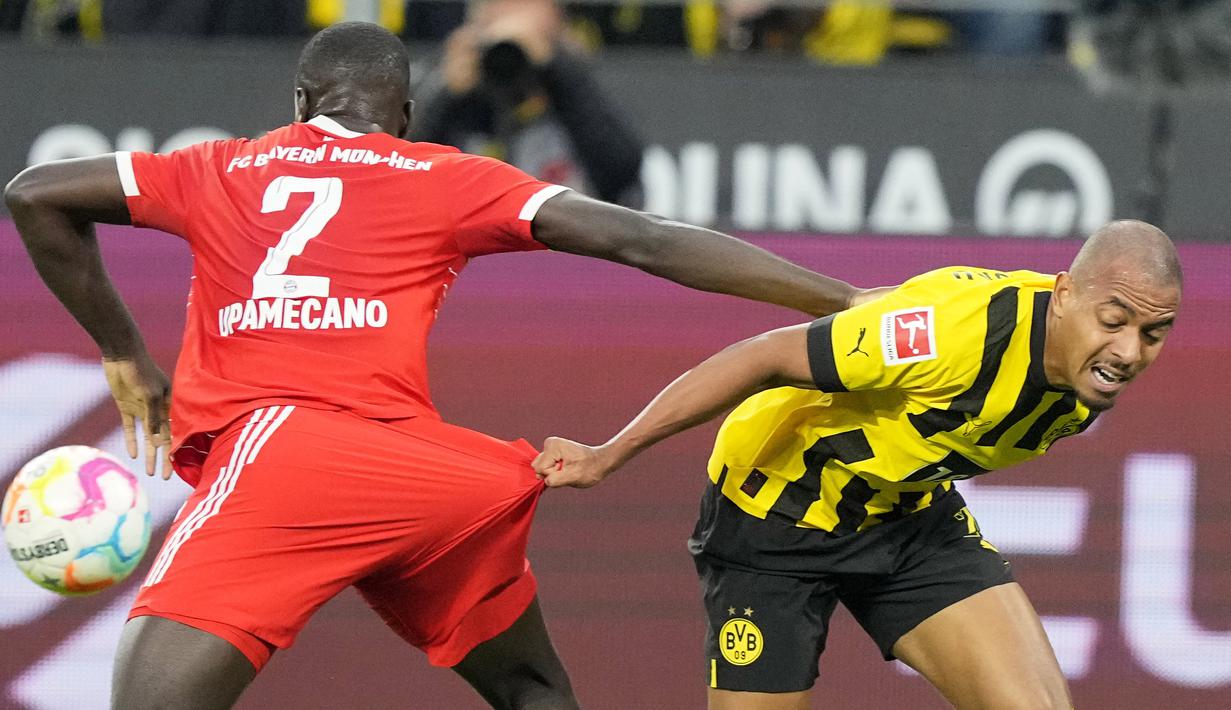 Begitupun usaha yang dilakukan Donyell Malen (kanan) untuk melewati Dayot Upamecano harus saling menarik baju satu sama lain. (AP Photo/Martin Meissner)