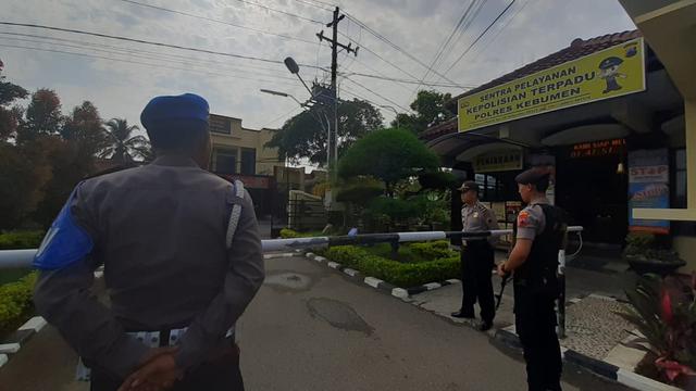 Polisi berjaga di Gerbang Markas Polres Kebumen. (Liputan6.com/Polres Kebumen/Muhamad Ridlo)