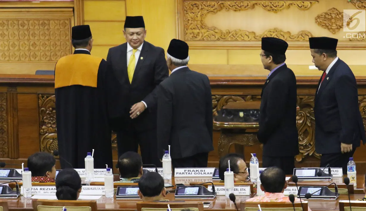 Bambang Soesatyo usai dilantik sebagai Ketua DPR di Gedung DPR RI, Jakarta, Senin (15/1).  Pemilihan pria yang karib disapa Bamsoet ini juga telah disetujui oleh para anggota DPR dalam rapat paripurna. (Liputan6.com/Angga Yuniar)