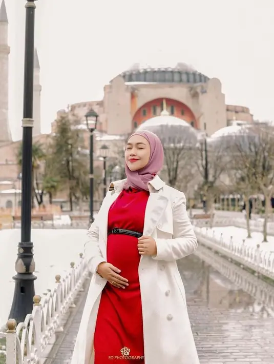Dress tersebut kemudian dipadukan dengan long coat warna putih dan hijab warna pink. (Instagram/fdphotography90).