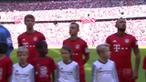 Aksi kemanusiaan dilakukan oleh Bundesliga saat laga Bayer Munchen vs Augsburg dengan mengajak anak-anak pengungsi mendampingi para pemain masuk ke lapangan sesaat sebelum kick-off.