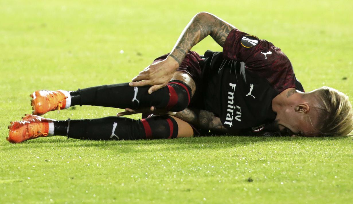 Pemain AC Milan, Samuel Castillejo, meringis kesakitan usai dilanggar pemain F91 Dudelange pada laga Liga Europa di StadionJosy Bathel, Letzebuerg, Kamis (20/9/2018). AC Milan menang 1-0 atas F91 Dudelange. (AP/Olivier Matthys)