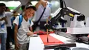 Lengan robot mendemonstrasikan pembuatan kaligrafi dalam Konferensi Robot Dunia 2019 di Beijing, China, Selasa (20/8/2019). (WANG Zhao/AFP)