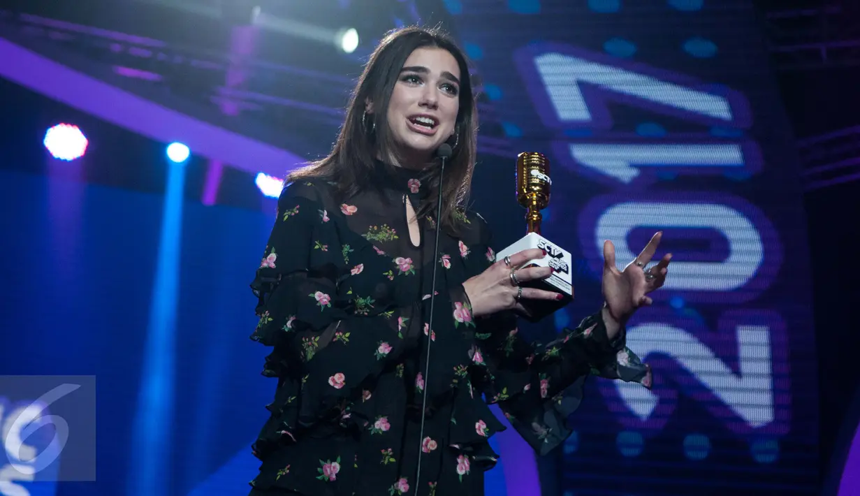 Solois Inggris, Dua Lipa meraih penghargaan ajang SCTV Music Awards 2017 di Studio 6 Emtek City, Jakarta Barat, Selasa (16/5). Dua Lipa menerima penghargaan kategori Internasional, Young and Promising International Artist. (Liputan6.com/Gempur M Surya)