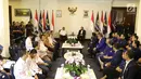 Suasana pertemuan KPU dengan Partai Nasdem di Kantor DPP Partai Nasdem, Jakarta, Minggu (28/1). Verifikasi faktual wajib dilakukan kepada partai lama (partai hasil Pemilu 2014) sebagai syarat untuk mengikuti pemilu 2019. (Liputan6.com/Angga Yunar)