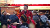 Sekjen PDIP Hasto Kristiyanto saat membuka pagelaran wayang di halaman Masjid At-Taufiq, Lenteng Agung, Jakarta Selatan, Jumat (17/1/2024). (Foto: Tim Media PDIP).