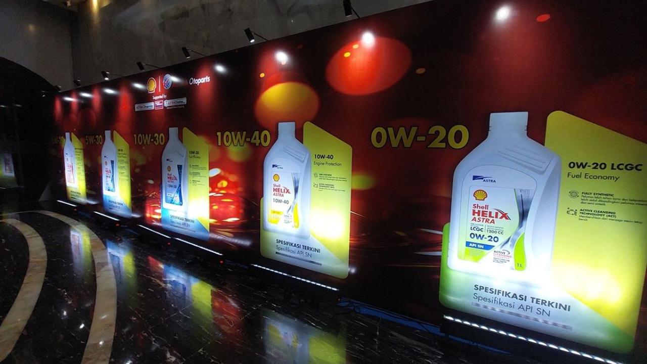 “Jaringan luas dan terpercaya membuat Shell Helix Astra berikan rasa aman dan<br>menjadi komitmen kami bagi seluruh pelanggan untuk mendapatkan produk pelumas<br>original dan berkualitas.”<br>