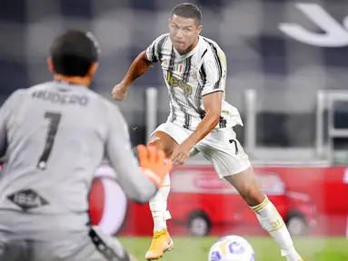 Pemain Juventus Cristiano Ronaldo mencetak gol ke gawang Sampdoria pada pertandingan Serie A di Stadion Allianz, Turin, Italia, Minggu (20/9/2020). Juventus menaklukkan Sampdoria dengan skor 3-0.  (Marco Alpozzi/LaPresse via AP)