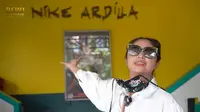 Dewi Perssik mengunjungi museum Nike Ardilla (YouTube)