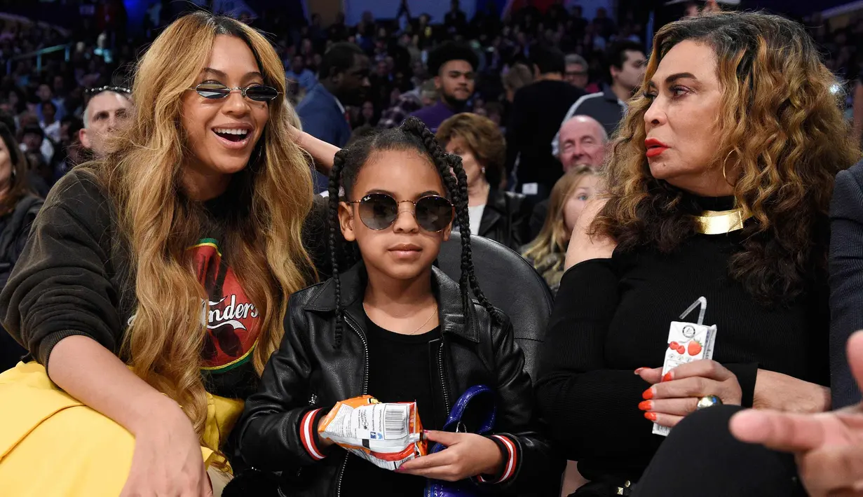 Gaya penyanyi Beyonce dan putrinya Blue Ivy Carter saat menonton pertandingan NBA All-Star Game 2018 di Staples Center di Los Angeles, California, AS (18/2). (AP Photo/Chris Pizzello)