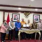 Dr. Laksana Tri Handoko, Ketua BRIN dan Sandeep Chakravorty, Duta Besar India untuk Indonesia menyaksikan penandatanganan dan pertukaran Perjanjian Implementasi antara ISRO dan BRIN (Kedubes India).