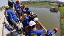 Sejumlah orang mempersiapkan diri untuk melompat dari atas jembatan dengan ketinggian 30 meter di Hortolandia, Brasil, Minggu (10/4). Sebanyak 149 orang mencoba membuat rekor dunia dengan melompat bersama dari atas jembatan. (REUTERS/Paulo Whitaker)