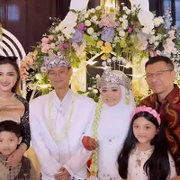 Keluarga Anang dan Ashanty kondangan ke pengasuh Arsy. [Foto: Instagram/ashanty_ash]