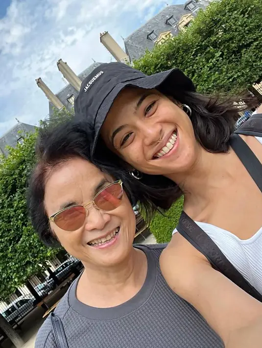 Menikmati momen seru jalan-jalan, Mariana Renata abadikan momen bersama ibundanya dengan berselfie dan diabadikan dalam media sosial Instagram. Banyak netizen pun memuji sosok ibundanya tersebut dan menyapanya dalam kolom komentar Instagram. (Liputan6.com/IG/@marianadantecnyc)