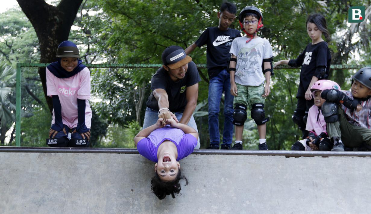 Sejumlah anak berlatih skateboard di TMII, Jakarta, Sabtu (8/9/2018). Green Skate Lesson yang didirikan oleh mantan atlet skateboard, Tony Sruntul, merupakan wadah regenerasi skateboarder bertalenta. (Bola.com/M Iqbal Ichsan)