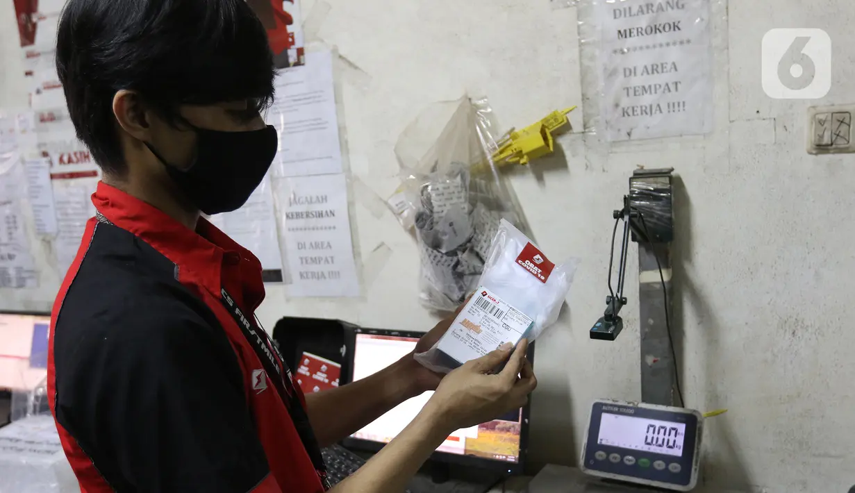 Pekerja memeriksa paket obat COVID-19 di salah satu gerai ekspedisi SiCepat di Jalan K.S Tubun, Petamburan, Jakarta, Sabtu (17/7/2021). Paket obat COVID-19 gratis dari pemerintah pusat untuk pasien isolasi mandiri berupa multivitamin, Azithtromycin, dan Oseltamivir. (Liputan6.com/Herman Zakharia)