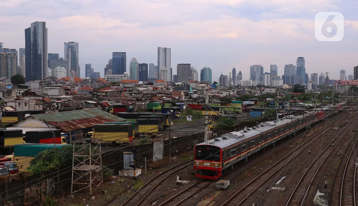 Sebuah kereta melintas di kawasan Jakarta, Sabtu (19/3/2022). Bank Indonesia (BI) memperkirakan pertumbuhan ekonomi Indonesia akan meningkat lebih tinggi, pada kisaran 4,7 persen hingga 5,5 persen, dari pertumbuhan 3,69 persen pada 2021. (Liputan6.com/Angga Yuniar)