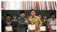 Bupati Kendal Dico Ganinduto menerima penghargaan Badan Amil Zakat Nasional (Baznas) Awards tiga tahun berturut-turut. (Ist)