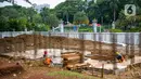 Aktivitas pekerja proyek pembangunan jalur MRT Jakarta fase II di kawasan Thamrin, Jakarta, Rabu (6/1/2021). Jalur MRT fase II tahap pertama (CP201) yaitu dari Bundaran HI-Harmoni akan selesai pada Maret Tahun 2025. (Liputan6.com/Faizal Fanani)