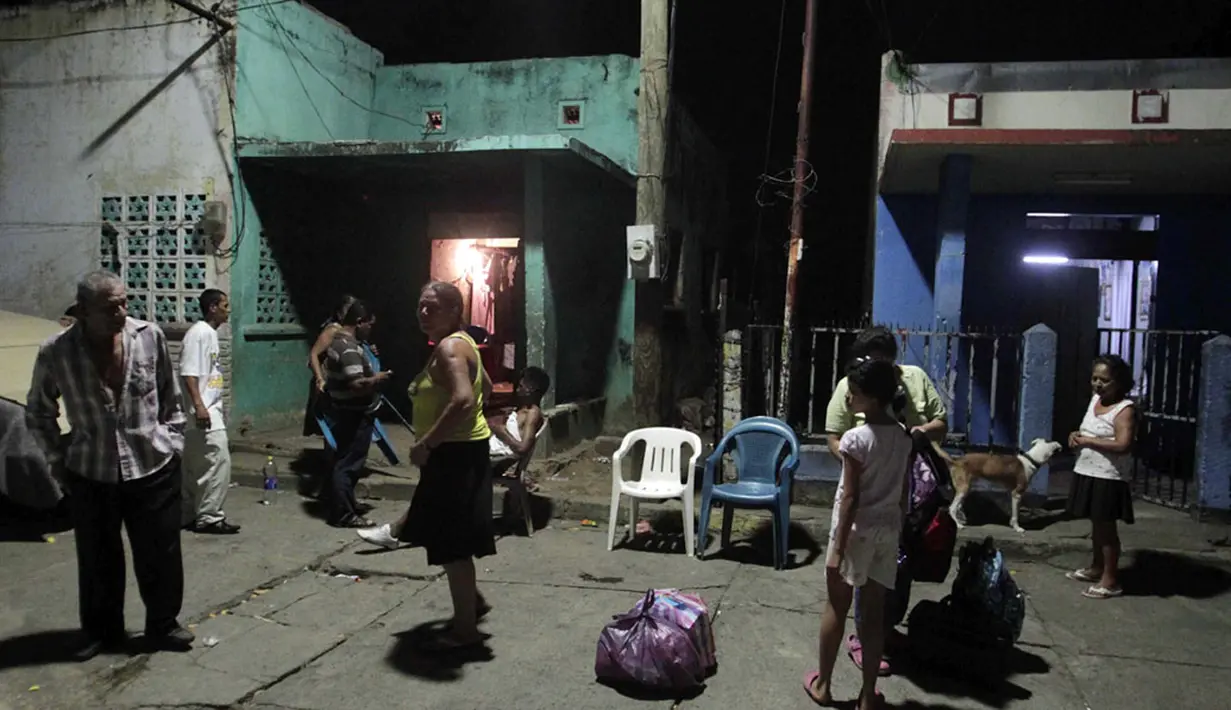 Beberapa warga Managua terlihat memilih berkumpul di area terbuka setelah gempa bumi berkekuatan 4,9 skala richter kembali mengguncang Managua, Minggu malam (13/4/2014) waktu setempat. (REUTERS/Jorge Cabrera)