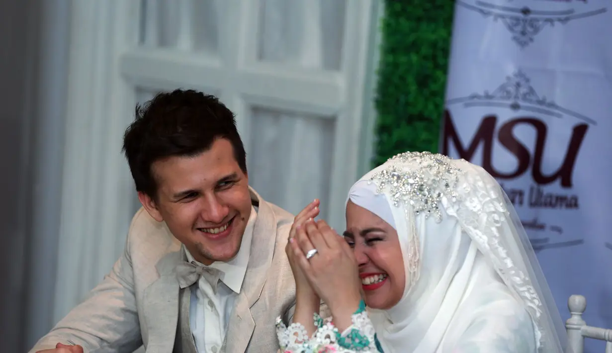 Stuart Collin dan Risty Tagor tertawa lepas setelah melewati momen-momen penting di dalam hidupnya. (M. Akrom Sukarya/Bintang.com)