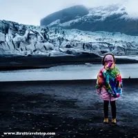 Islandia memiliki sudut-sudut melankolis. Gletser salah satunya. (Sumber foto: boredpanda.com)