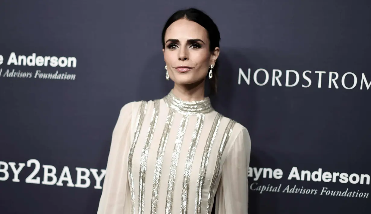 Aktris Jordana Brewster berpose saat menghadiri Gala Baby2Baby ke-6  di 3Labs, di Culver City, California  (11/11). (Photo by Richard Shotwell/Invision/AP)