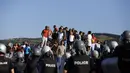 Beberapa warga pinggiran kota Roma, Stara Zagora, Bulgaria, mencoba melakukan protes saat aparat kepolisian akan menggusur tempat tinggal mereka, (21/7/2014). (REUTERS/Stoyan Nenov)
