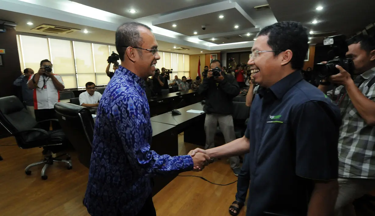 Deputi V Kemenpora, Gatot S. Dewabroto (kiri) menyalami CEO PT Liga Indonesia, Joko Driyono di ruang pertemuan di Kantor Kemenpora, Jakarta, Senin (27/4/2015). Pertemuan berlangsung tertutup dan berakhir tanpa keputusan. (Liputan6.com/Helmi Fithriansyah)