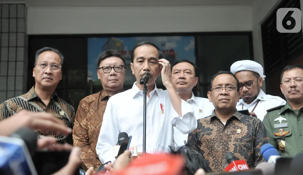 Presiden Joko Widodo memberi keterangan pers usai menjenguk Menko Polhukam Wiranto di RSPAD Gatot Soebroto, Jakarta, Kamis (10/10/2019). Jokowi memerintahkan Kapolri, Kepala BIN, dengan dibantu TNI mengusut kasus penusukan yang menimpa Wiranto. (merdeka.com/Iqbal S. Nugroho)