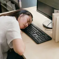 Duduk seharian, menatap layar, dan dikejar deadline bisa membuat tubuh serta pikiran cepat lelah. Beberapa kebiasaan sederhana bisa membantu pekerja kantoran tetap sehat dan produktif tanpa harus mengubah rutinitas secara drastis. (Foto/Dok: Pexels)