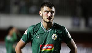 Striker PSS Sleman, Yevhen Bokhashvili, mengamati rekannya saat melawan Arema FC pada laga Liga 1 2019 di Stadion Maguwoharjo, Sleman, Rabu (15/5). PSS menang 3-1 atas Arema. (Bola.com/Yoppy Renato)