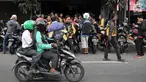 Sejumlah driver Uber mengantre untuk mendaftar menjadi pengemudi Go-Jek di kantor cabang Gunung Sahari, Jakarta, Minggu (1/4). Pasca diakuisisi oleh Grab, ratusan mantan driver Uber mendaftarkan diri menjadi mitra Go-Jek. (Merdeka.com/Iqbal S Nugroho)