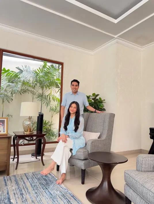 Yunita Siregar dan suami rayakan Lebaran dengan baju Lebaran sky blue dan celana putih yang serasi [@yunitasiregar]