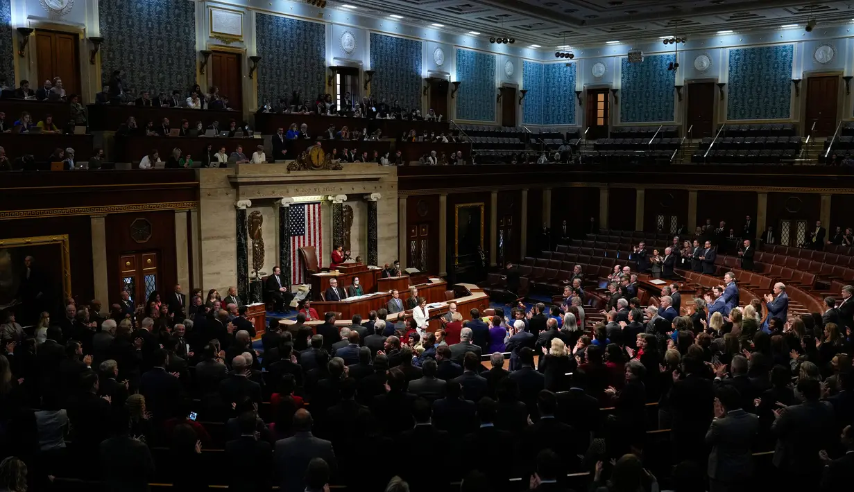 Ketua DPR AS Nancy Pelosi berhenti sejenak saat anggota parlemen berdiri dan bertepuk tangan untuknya ketika berbicara di Gedung DPR, Capitol, Washington, Amerika Serikat, 17 November 2022. Dikutip dari Channel News Asia, Jumat (18/11/2022), keputusan Nancy Pelosi untuk mundur dari pemimpin Partai Demokrat di DPR Amerika Serikat mengemuka setelah Partai Republik memenangkan mayoritas pemilihan. (AP Photo/Carolyn Kaster)