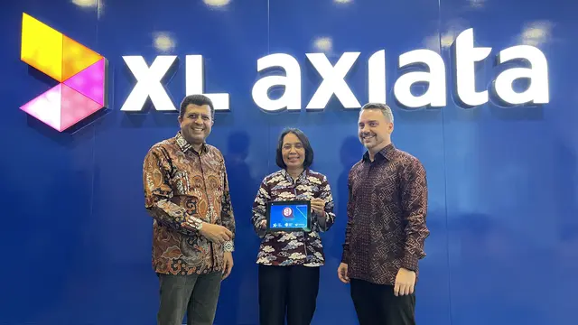 Peluncuran layanan chatbot WhatsApp Tanya321 oleh Chief Corporate Affairs XL Axiata Marwan O Baasir (kiri), Dirjen Kesehatan Kemenkes Maria Endang Sumiwi, dan Country Director Viamo Indonesia Patrick M Compau.
