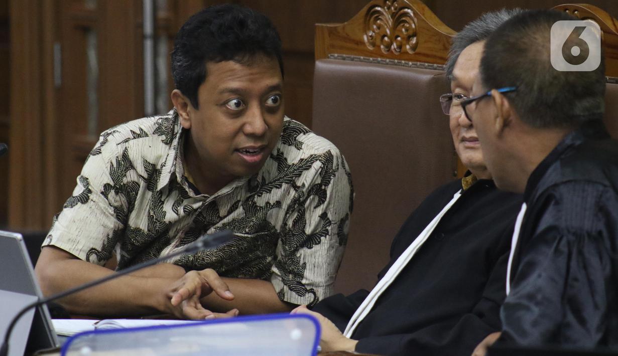 Terdakwa dugaan suap jual-beli jabatan di lingkungan Kemenag, M Romahurmuziy (kiri) saat menjalani sidang lanjutan di Pengadilan Tipikor, Jakarta, Rabu (27/11/2019). Sidang mendengar keterangan dua orang saksi, Roziqi dan Abdul Wahab. (Liputan6.com/Helmi Fithriansyah)
