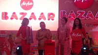 Direktur Niaga AirAsia Indonesia, Rifai Taberi, dan Direktur Konsumen Bank BRI, Handayani resmi membuka AirAsia Bazaar 2018 di Kota Kasablanka, Jakarta, Jumat (24/8/2018). (Bola.com/Benediktus Gerendo Pradigdo)
