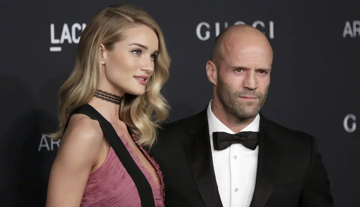 Model dan aktris Rosie Huntington -Whiteley bersama sang kekasih, aktor Jason Statham saat tiba untuk menghadiri gala LACMA Art + Film di Los Angeles, California, Minggu (7/11). (REUTERS / Jonathan Alcorn)