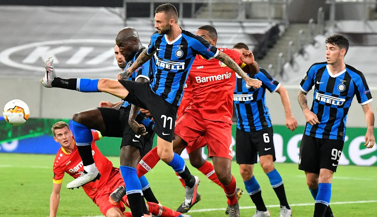 Gelandang Inter Milan, Marcelo Brozovic, berebut bola dengan pemain Bayer Leverkusen pada perempat final Liga Europa 2019/2020 di Merkur Spiel-Arena, Jerman, Selasa (11/8/2020) dini hari WIB. Inter Milan menang 2-1 atas Bayer Leverkusen. (AFP/Martin Meissner/pool)
