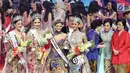 Sonia Fergina Citra, foto bersama dengan Miss Universe 2017 Demi Leigh Nel Peters, dua finalis Vania Fitryanti Herlambang dan Wilda Octaviana Situngkir pada malam pemilihan Puteri Indonesia 2018, Jakarta, Jumat (9/3). (Liputan6.com/Herman Zakharia)