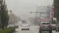 Sejumlah gedung tampak diselimuti kabut asap tebal di Vancouver, British Columbia, Kanada, 13 September 2020. Kabut asap kebakaran hutan AS yang terus tertiup ke Vancouver menyebabkan kota tersebut masuk dalam lima kota dengan kualitas udara terburuk di dunia. (Xinhua/Liang Sen)