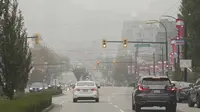 Sejumlah gedung tampak diselimuti kabut asap tebal di Vancouver, British Columbia, Kanada, 13 September 2020. Kabut asap kebakaran hutan AS yang terus tertiup ke Vancouver menyebabkan kota tersebut masuk dalam lima kota dengan kualitas udara terburuk di dunia. (Xinhua/Liang Sen)