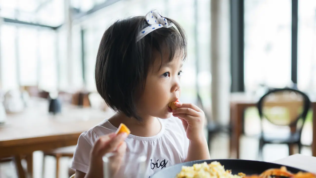 anak makan