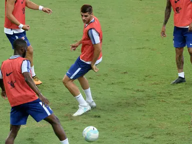 Striker baru Chelsea, Alvaro Morata, mengikuti sesi latihan di Singapura, Senin (24/7/2017). Chelsea akan bersua Bayern Munchen pada laga International Champions Cup 2017. (AFP/Roslan Rahman)