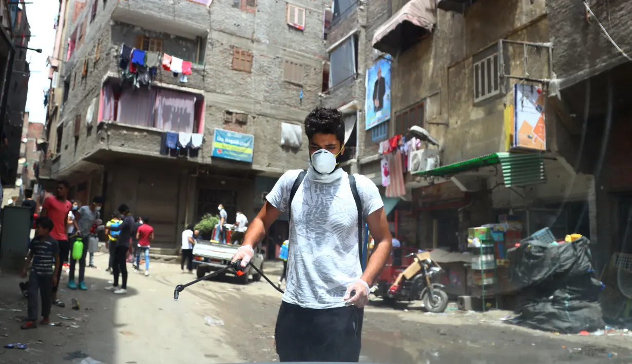 Para pekerja menyemprotkan disinfektan di Distrik Zabbaleen, Kairo, Mesir, pada 17 Mei 2020. Mesir pada Minggu (17/5) mencatat rekor harian infeksi baru COVID-19 sebanyak 510 kasus, menambah total kasus COVID-19 di negara itu menjadi 12.229. (Xinhua/Ahmed Gomaa)